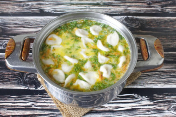 Его называют "Находчивая теща": рецепт быстрого и сытного супа из пельменей с картошкой