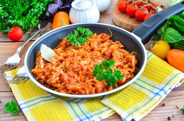 Бюджетно, сытно и очень вкусно: рецепт быстрой тушеной капусты с томатной пастой и морковью