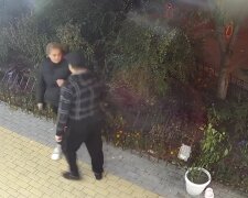 Собака "согрешила". В Киеве священник напал на женщину с кулаками. Видео