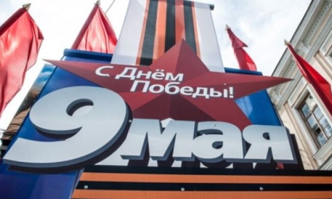 У Росії на "параді Перемоги" автоматників змусили цілитися в мирних жителів. Відео