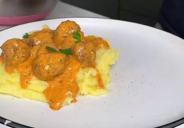 Тефтельки в сливочно-томатном соусе, кадр из видео