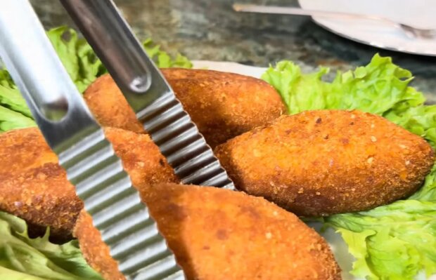 Курячі котлети з грибами та сиром, кадр з відео