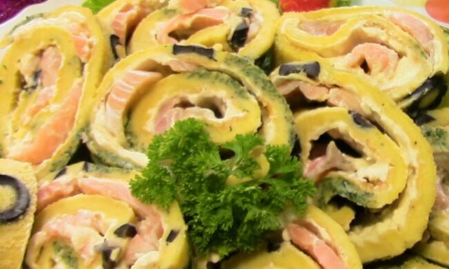 Закуска, которую захочется готовить постоянно: рецепт яичного рулета с красной рыбой и плавленым сыром