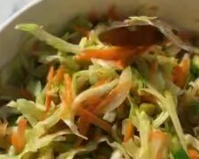 Салат с капустой, морковкой и горошком, кадр из видео