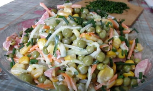 Салат з ковбасою, зеленим горошком та кукурудзою