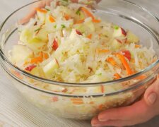 Рецепт диетического салата из квашеной капусты с добавлением апельсина. Фото: YouTube