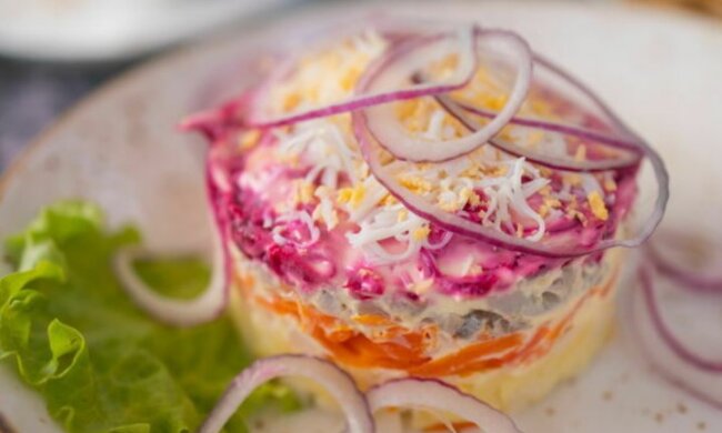 Он идеально подходит для салатов и мясных блюд: рецепт консервированного лука. Обязательно попробуйте