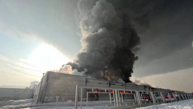 Черный дым до небес: в России тушат мощный пожар, гарь видна за километры