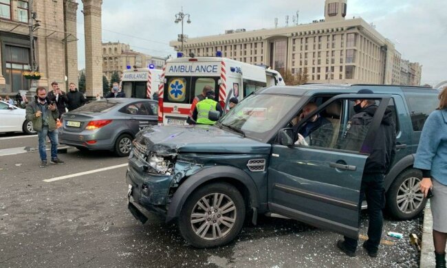 Месиво на Майдане: тела лежат прям на тротуарах. Жуткое ДТП. Первое видео