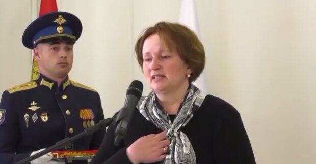 Умом тронулась: мать погибшего российского оккупанта поблагодарила Путина. Видео