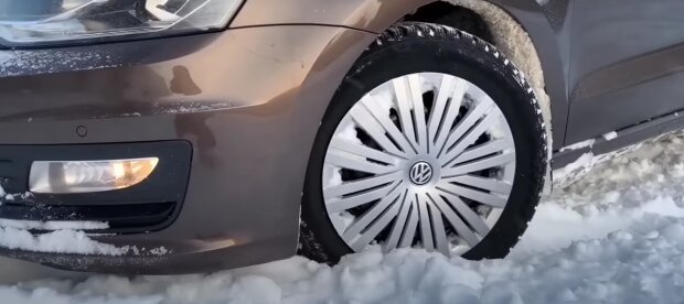 Это пригодится каждому водителю: что делать, если автомобиль буксует на льду или в снегу