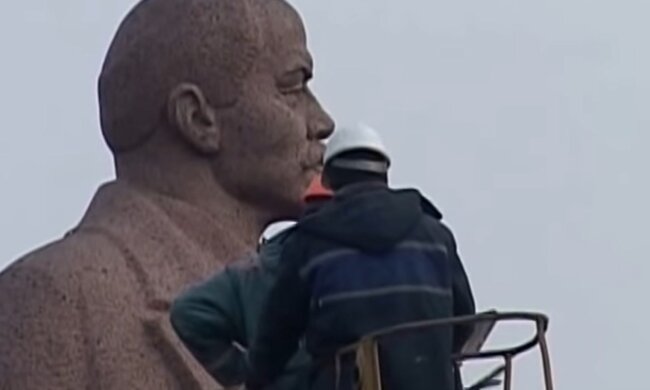 "Русский мир" пришел: россияне везут в Украину памятники Ленину. Это шизофрения