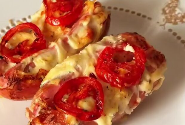 Сардельки в сливочно-чесночном соусе, кадр из видео