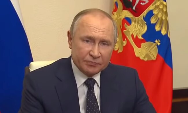 Тревога в РФ: бабушка повесила на балконе флаг Украины и забаррикадировалась в квартире. Видео