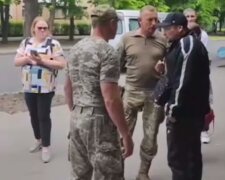 Бьет с ноги в голову и вырубает людей на остановках: в Харькове разгорелся скандал с работником ТЦК