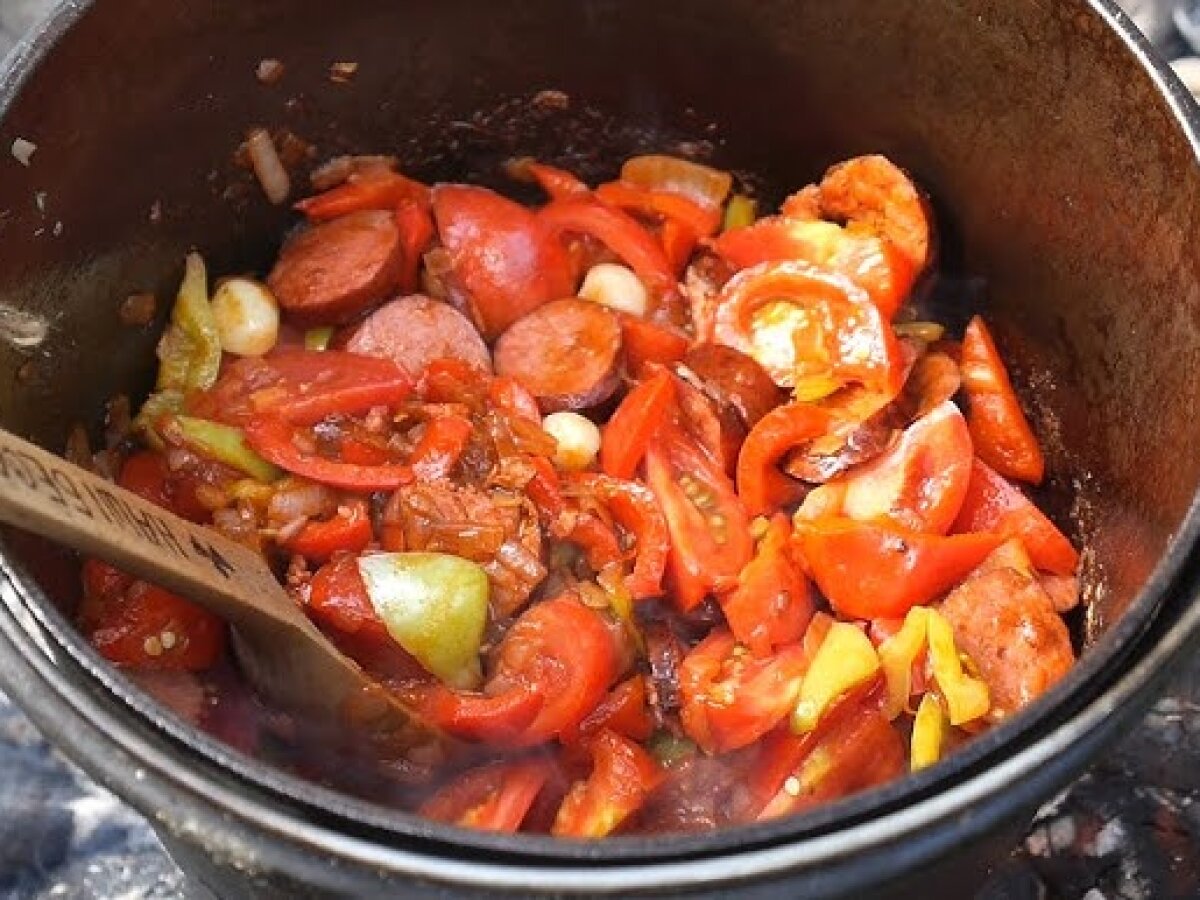 Рецепт сытного закарпатского лечо с копчеными колбасками и сосисками.  Hyser.com.ua