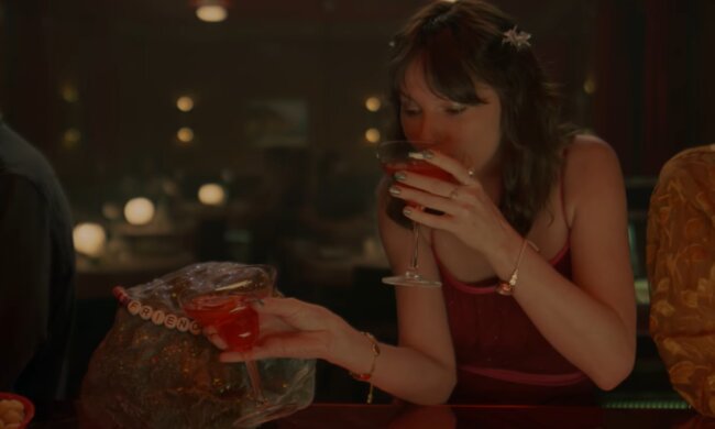 Гороскоп, самотність, кадр з кліпу Тейлор Свіфт на пісню "Opalite"