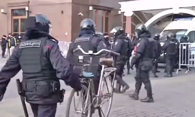 "Много разговаривал": в России на акции протеста полиция задержала... велосипед. Видео