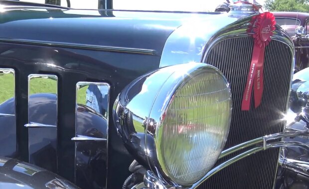 Комусь дуже пощастило: у занедбаному та розваленому сараї знайшли рідкісний Chevrolet 1932 року