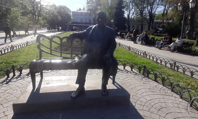 Руки і ноги в опіках. В Одесі з малюком сталася НП через відому скульптуру