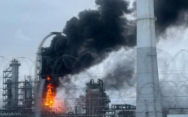 Вогняне пекло в Росії: подробиці нових нальотів дронів на нафтобази