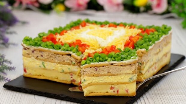 Настоящая вкуснятина для любого стола: рецепт закусочного торта "Наполеон" из крекеров со скумбрией