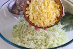 Идеальный вариант после работы: рецепт салата с молодой капустой, плавленым сыром, помидором и яйцом