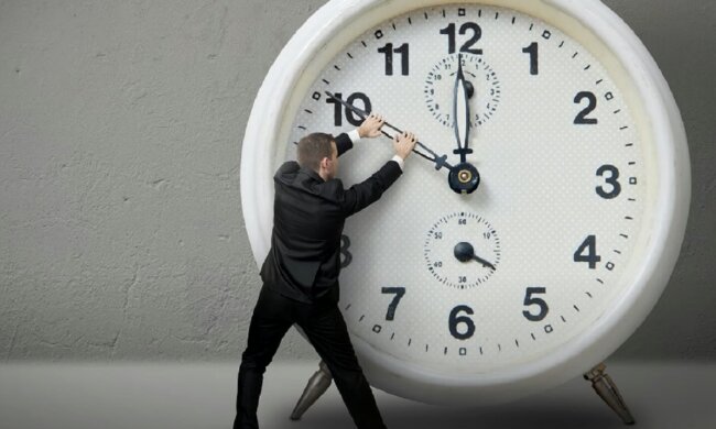 Переведення годинників. Скріншот з відео на Youtube