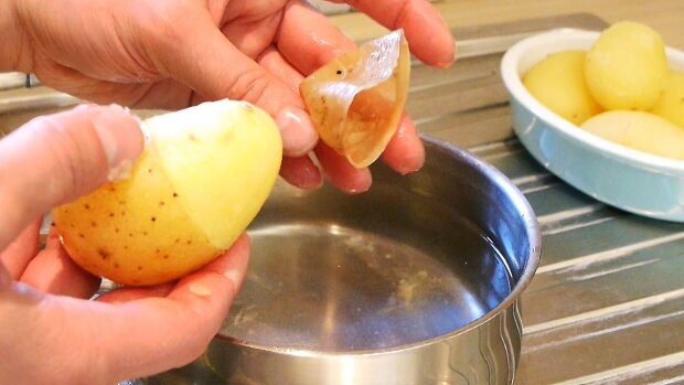 Навіть ніж не знадобиться: як за кілька секунд повністю очистити відварену картоплю