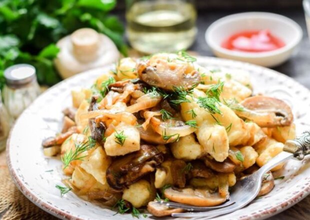 Зазвичай усі просять добавку: рецепт лінивих грибних вареників з картопляного тіста