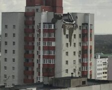 У мережі з'явилося фото попадань багатоповерхівкою в російському Бєлгороді. Кажуть, що ракети летіли на Харків