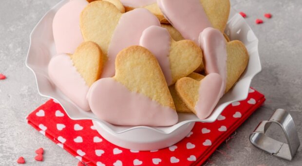 Як здивувати кохану людину: рецепт рожевого печива з глазур'ю на 14 лютого