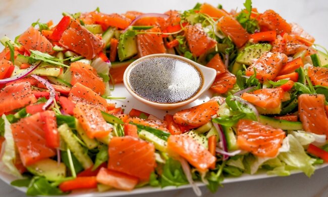 Салат з лососем, кадр з відео