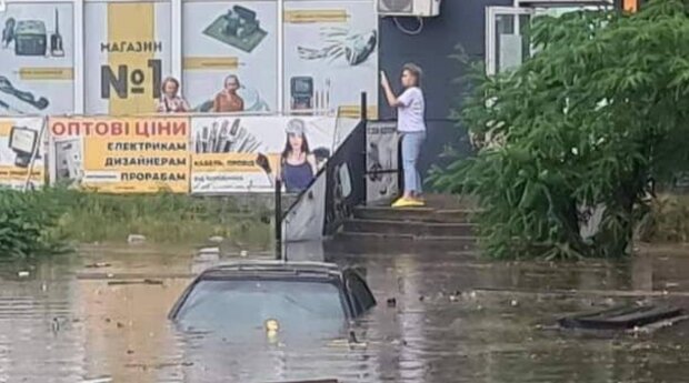 Потужний потоп у Києві: машини затопило по самі дахи. Місто пішло під воду. Відео