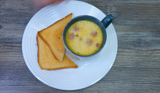 Рецепт сытного сырного супа с копчеными колбасками, рисом и картошкой. Фото: YouTube