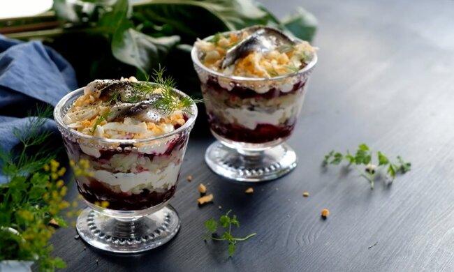 Салат із кільки в томатному соусі. Фото: YouTube