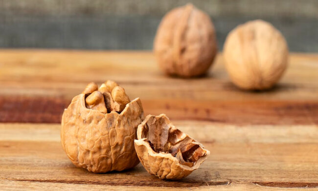 Не выбрасывайте скорлупу от грецких орехов: как ее используют на огороде или на даче