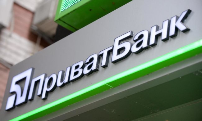 Украинцы массово забирают деньги из ПриватБанка
