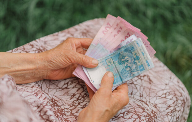 Могут забрать до 50% пенсии: кому из украинцев придется вернуть часть полученных денег