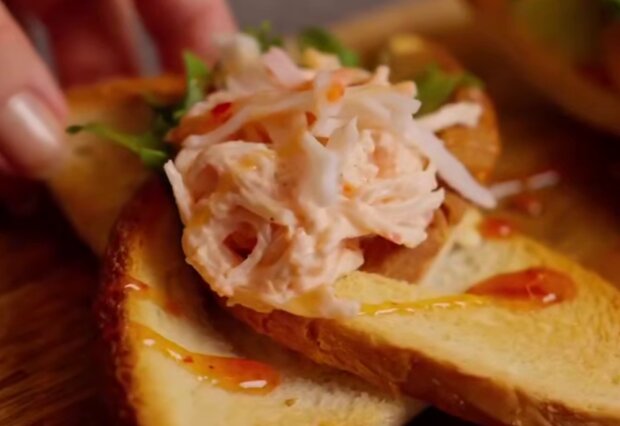 Закуска с крабовыми палочками, кадр из видео