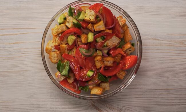 Турецький салат з одним "хлібним" секретом. Фото: YouTube