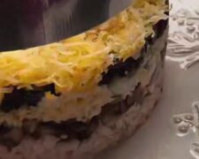 Салат з куркою та чорносливом, кадр з відео