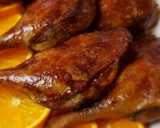 Праздничный рецепт ножек утки, которые запекаются с апельсинами в духовке. Фото: YouTube