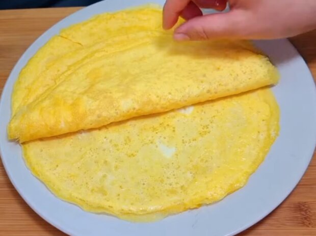 Яичный рулет с крабовыми палочками, кадр из видео