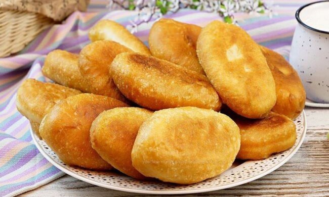 Готуються дуже швидко, а з'їдаються ще швидше: рецепт пиріжків із капустою на сковороді "Як у бабусі"