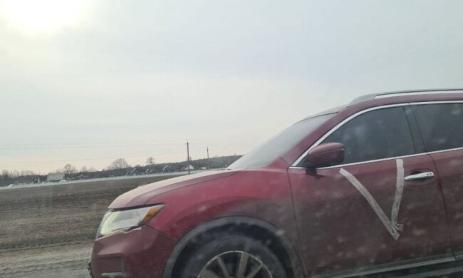 Щоб ви не доїхали: путінські військові женуть додому авто, викрадені в Україні. Фото