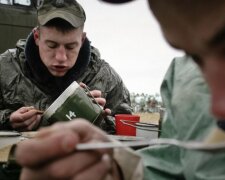 "Корм для скота": чем питаются российские оккупанты. Такого вы не видели. Фото