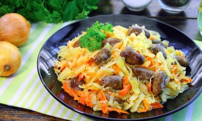 Настоящее лакомство для выходных: рецепт тушеных куриных куриных сердечек с квашеной капустой