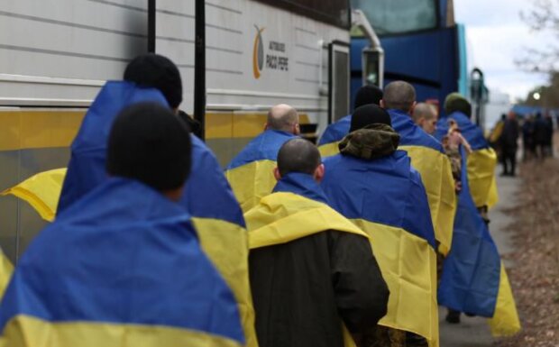 Звільнені з полону українці, фото: facebook.com/zelenskyy.official