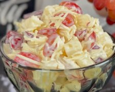 Салат з виноградом, кадр з відео